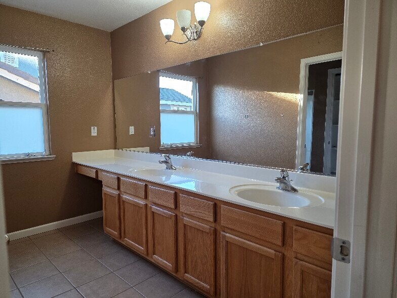 Building Photo - 2816 Almond St