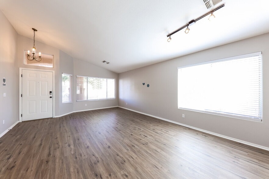 Building Photo - 8019 W Alex Ave