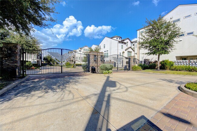 Building Photo - 2661 Fountain Key Blvd