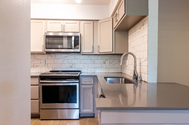 Building Photo - Tramor at Oak Bend