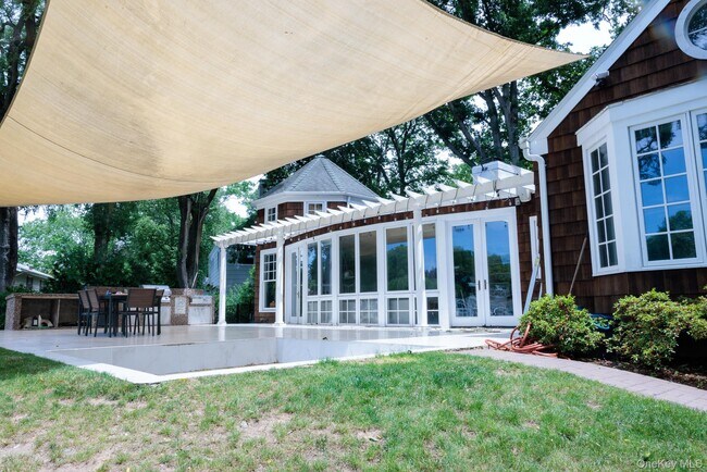 Building Photo - 658 Shore Acres Dr