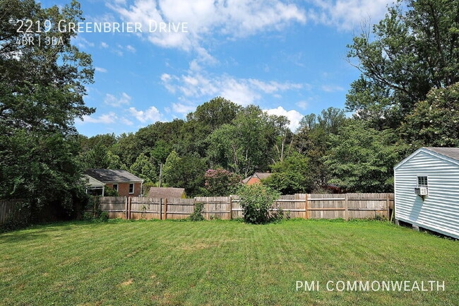 Building Photo - 2219 Greenbrier Dr