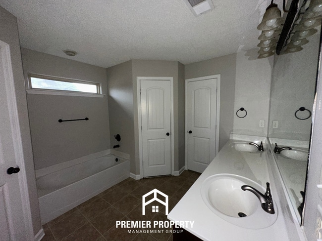 Building Photo - 2280 Southern Woods Dr