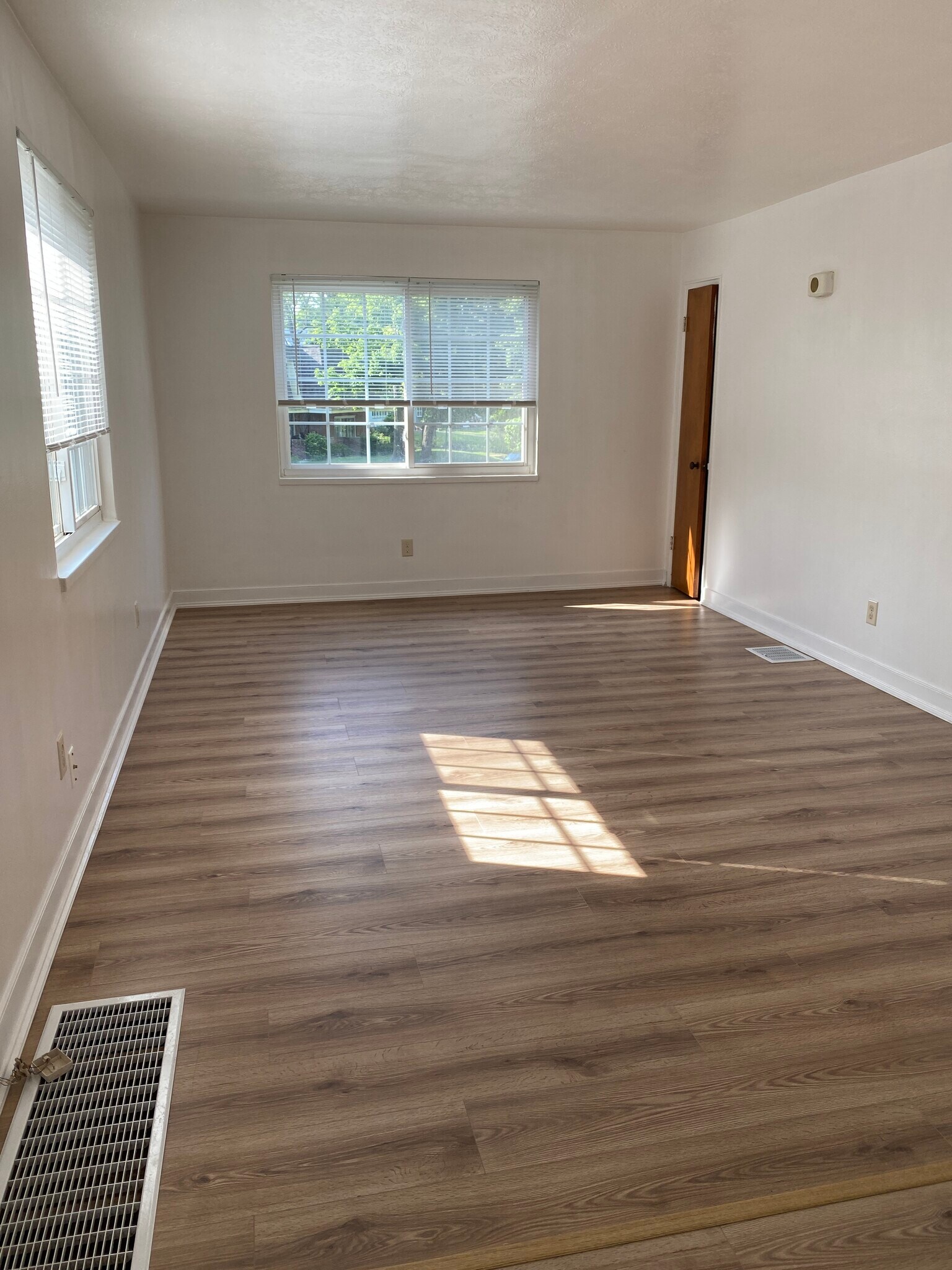 Building Photo - 2200 W Schantz Ave