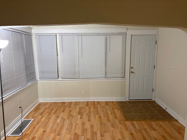 Building Photo - 13129 Morse St