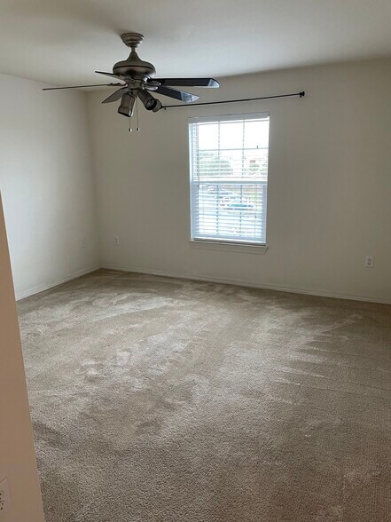 Building Photo - 5455 Vineland Rd