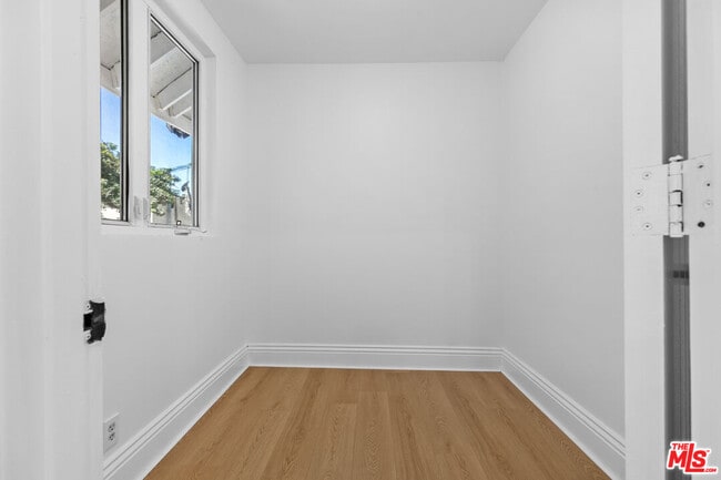 Building Photo - 3913 S Budlong Ave