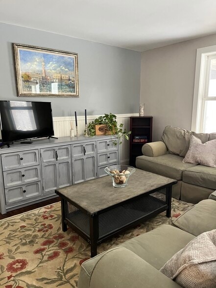 Building Photo - 156 Burpee Hill Rd