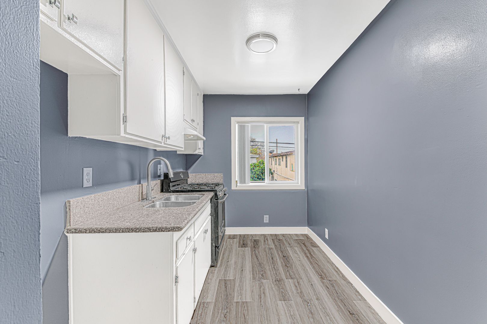 Building Photo - 210 E 29th St