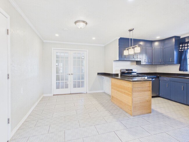 Building Photo - 5125 SW 16th Ave