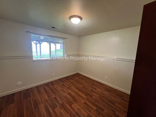 Building Photo - 3 bed house w/ family room in The Landings!