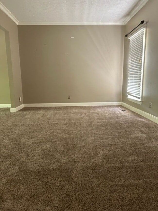 Building Photo - Maplewood