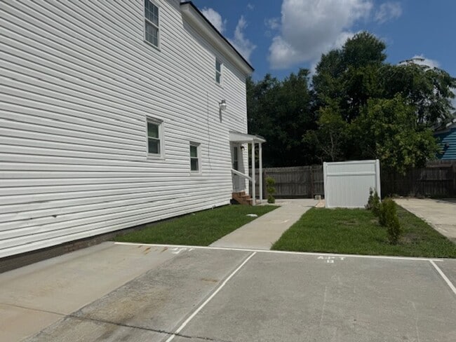 Building Photo - Downtown Duplex