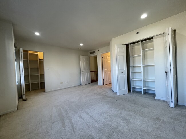 Building Photo - 4702 N Lamon Ave