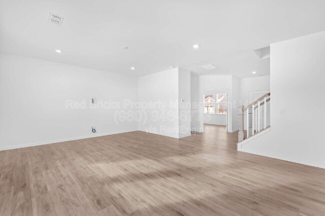 Building Photo - 2137 Riverbend Ave