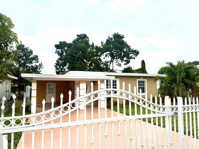 Building Photo - 1161 NW 116th St