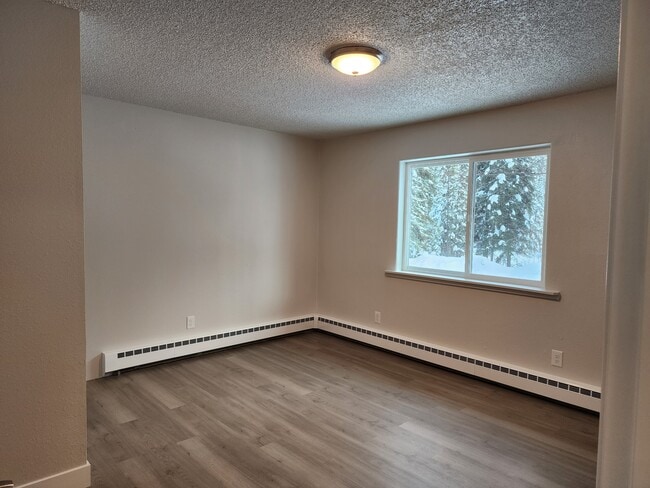 Building Photo - 401 E 8th Ave