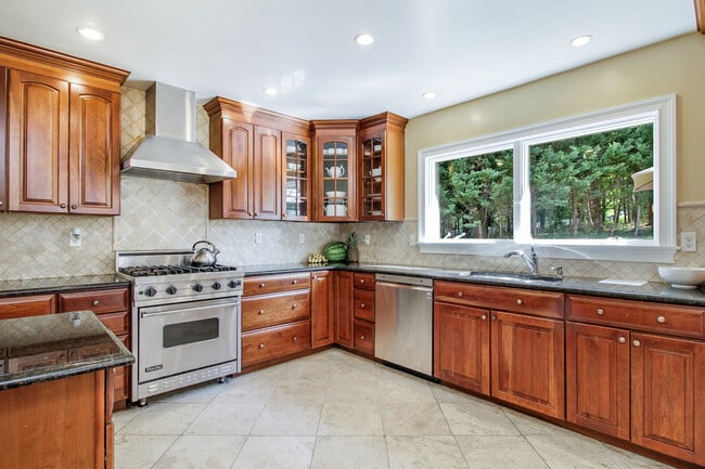 Eat-in-Kitchen - 25 Tamarack Way