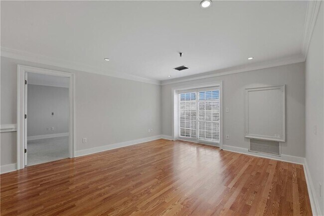 Building Photo - 300 Johnson Ferry Rd