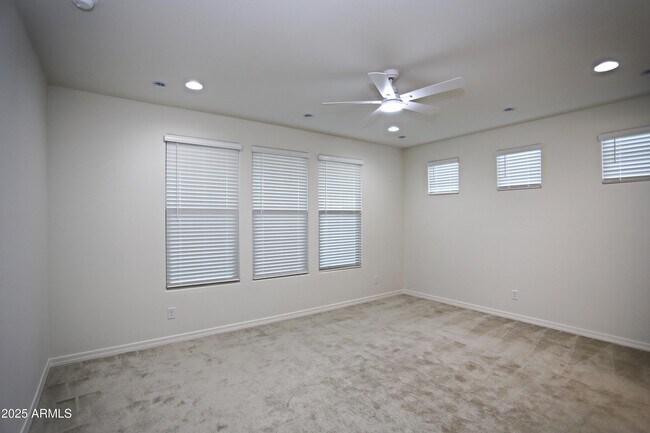 Building Photo - 879 W Finch Dr