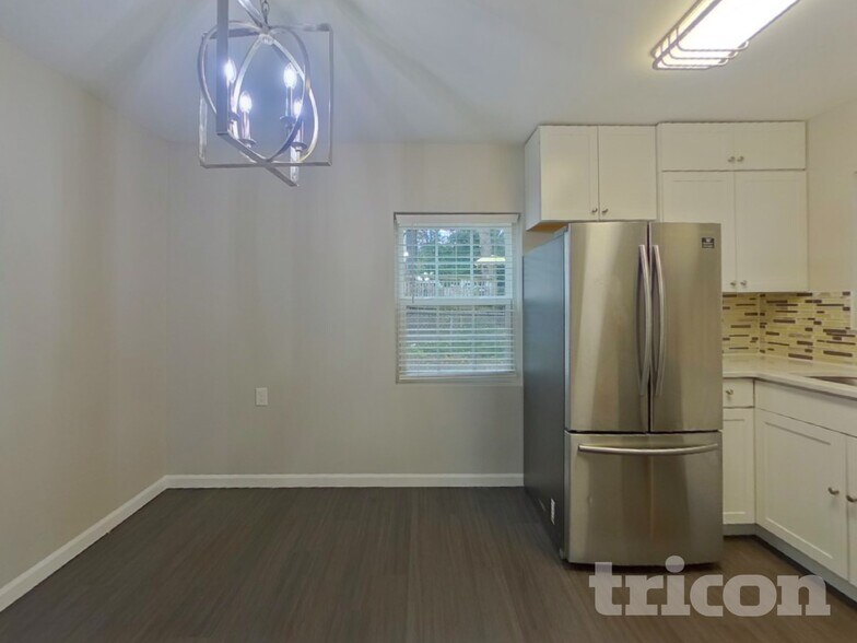 Building Photo - 4223 Dinglewood Ave