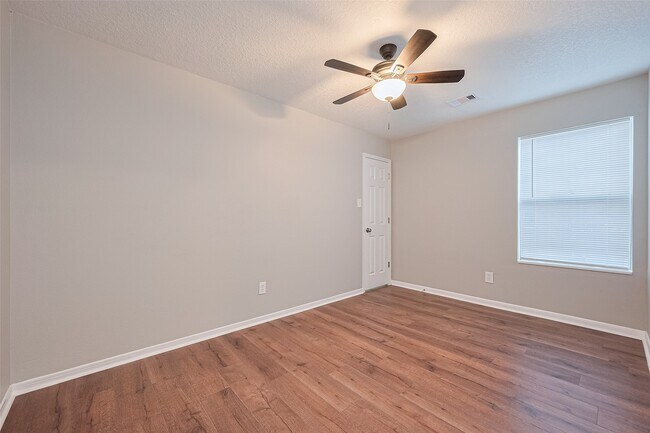 Building Photo - 12230 Hawthorne Hill Cir