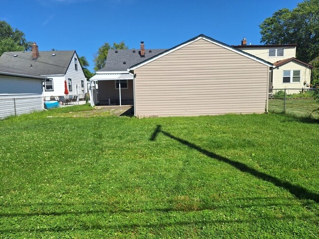 Building Photo - Charming 3 bedroom bungalow freshly updated