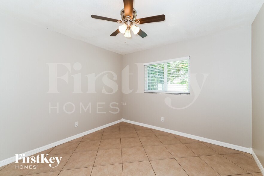 Building Photo - 528 SE 17th Ave