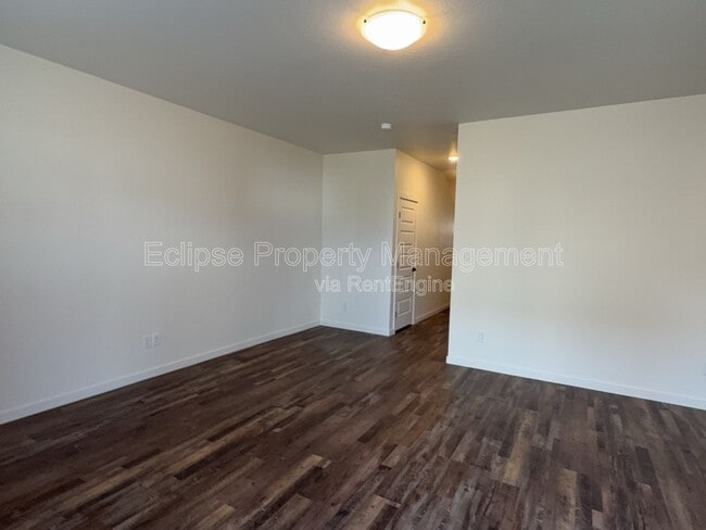 Building Photo - 250 Sasha St