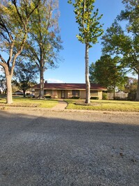 Building Photo - Very nicely renovated 3 bedroom 2 bath home