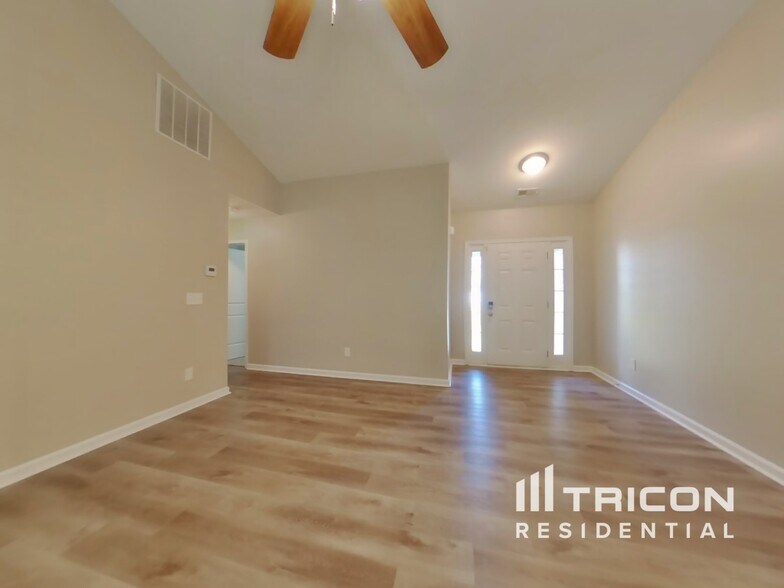 Building Photo - 652 Amberwood Dr