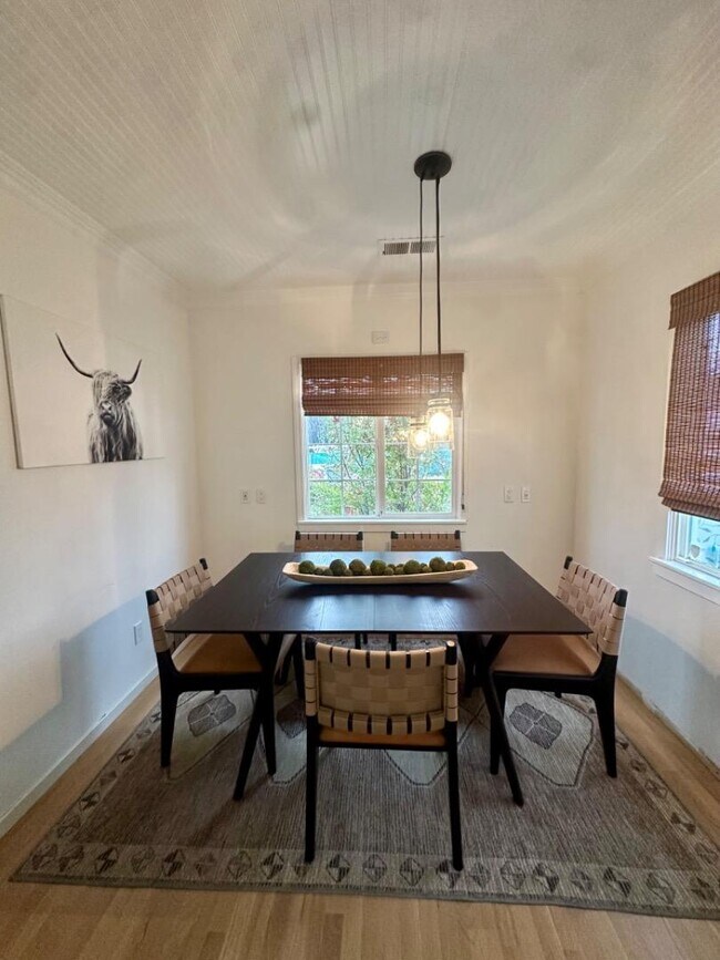 Building Photo - 456 King St