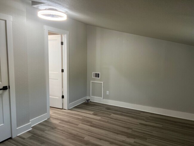 Building Photo - 3 Bed 2 Bath Apartment