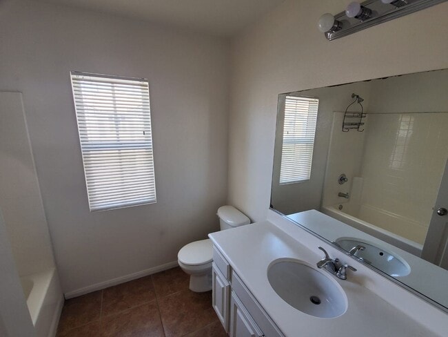 Building Photo - 3 bed/ 2.5 bath house 1,955 sqft