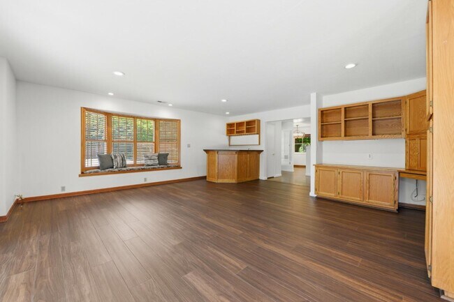 Building Photo - 1825 White Oak Dr