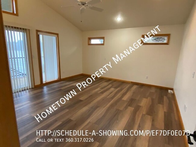 Building Photo - Waterfront Rambler on Pattison Lake! Avail...
