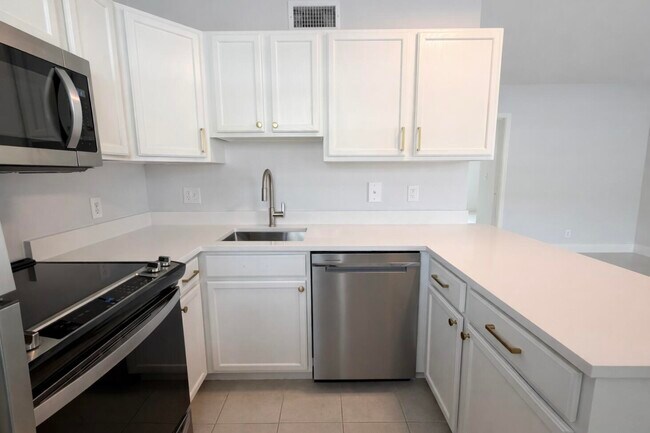 Building Photo - 2660 NE 8th Ave