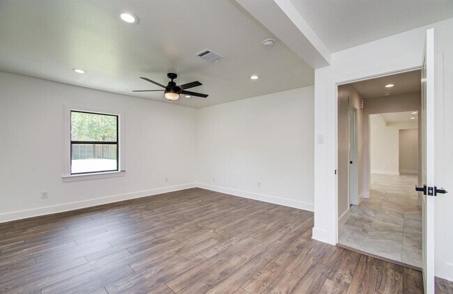 Building Photo - 624 Willow Ln
