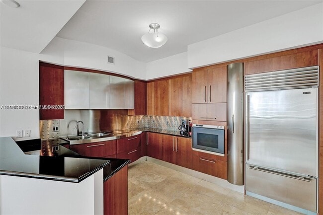 Building Photo - 18101 Collins Ave