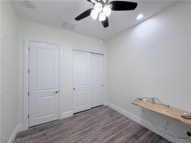 Building Photo - 9936 Wildhorse Cyn Ave