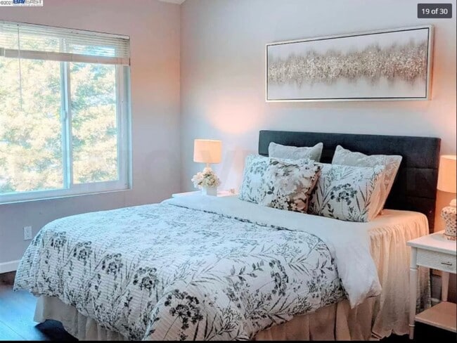 Building Photo - $2850 / 2 BR - GORGEOUS MEADOWBROOK CONDO ...