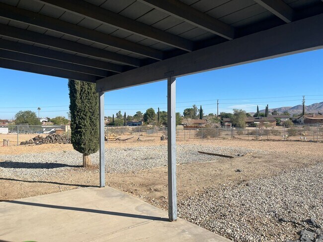 Building Photo - 3 bedroom 2 bathroom Home in the City of Victorville!