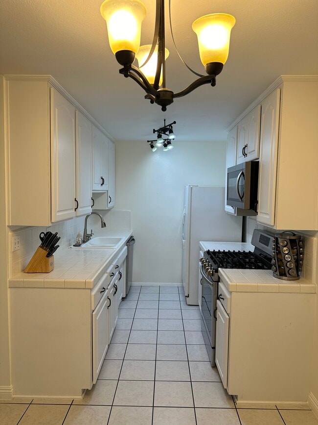 Building Photo - 4381 Ventura Canyon Ave