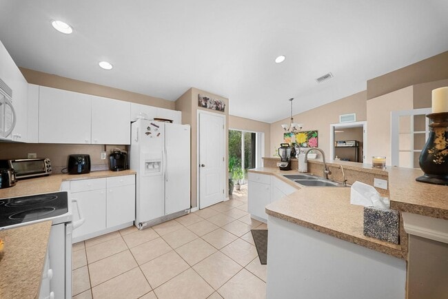 Building Photo - Beautiful 3 bedrooms 2 bathrooms single family home in Lehigh Acres