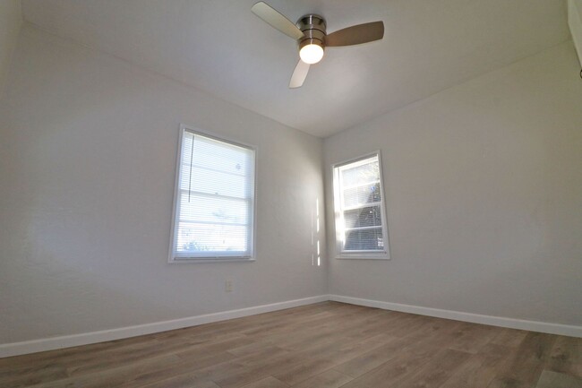 Building Photo - 2/1 house in Bay Park! Vinyl flooring, upd...