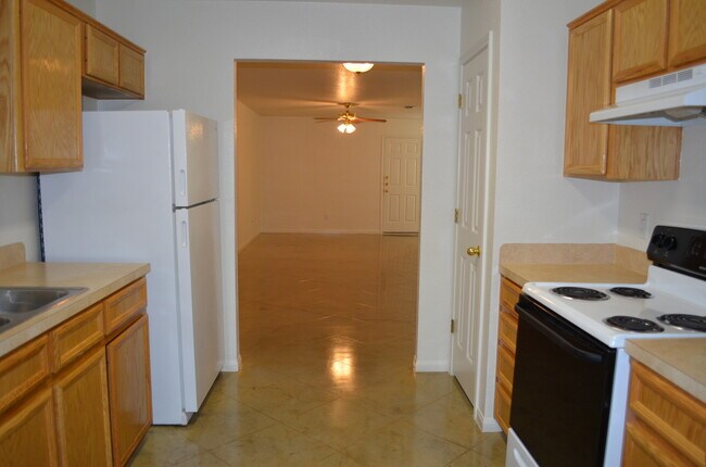 Building Photo - 925 Maplewood Dr