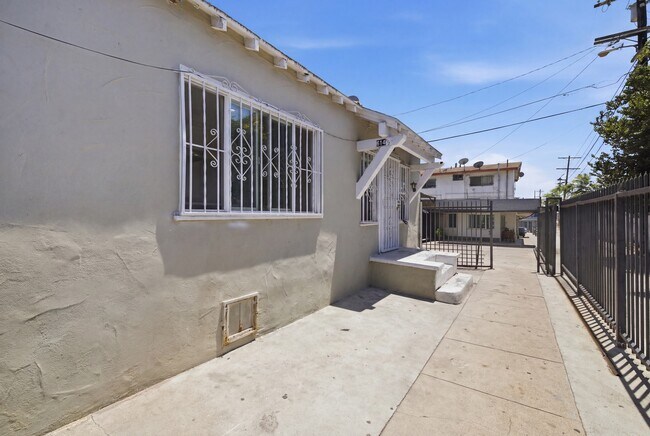Building Photo - 612 E 87th St