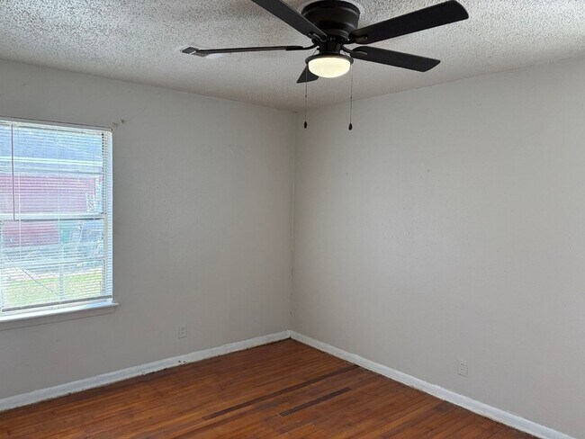 Building Photo - 5530 Lakefield Dr