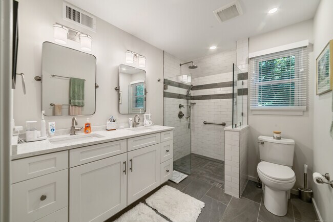 Building Photo - 595 Heritage Vlg