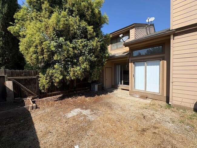 Building Photo - 3 Bedroom Home located in Westgate Neighbo...